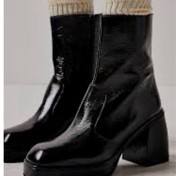 Free People black chunky heel shoe New. Retail: $298 sz 38 (7) - Picture 3 of 3